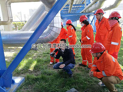 手持式激光三维扫描仪采用激光扫描技术进行非接触式无损扫描，在管道修复工程中，极大的提高工程效率并节省工程时间。