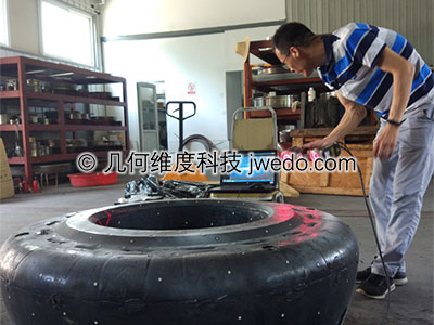 利用三维扫描仪实现非接触测量，输出STP、STL、IGS实体图等或点线数据，具有速度快、精度高的优点，可以优化工作效率和设计质量，从而缩短模具的生产时间。

