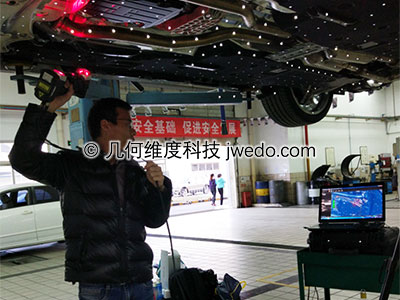 手持式激光三维扫描设备无需喷粉，对汽车外观进行扫描，获取多个角度的扫描数据，然后进行拼接，形成整体扫描的三维数据。