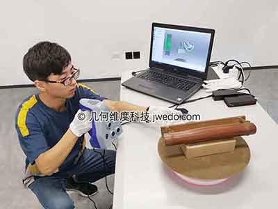 三维扫描技术是无接触式扫描，避免了对藏品的损坏。运用三维扫描技术对文物进行扫描形成点云数据，再结合计算机软件对点云进行处理，形成完整的点云数据，通过软件进行三维建模，形成藏品的三维模型。